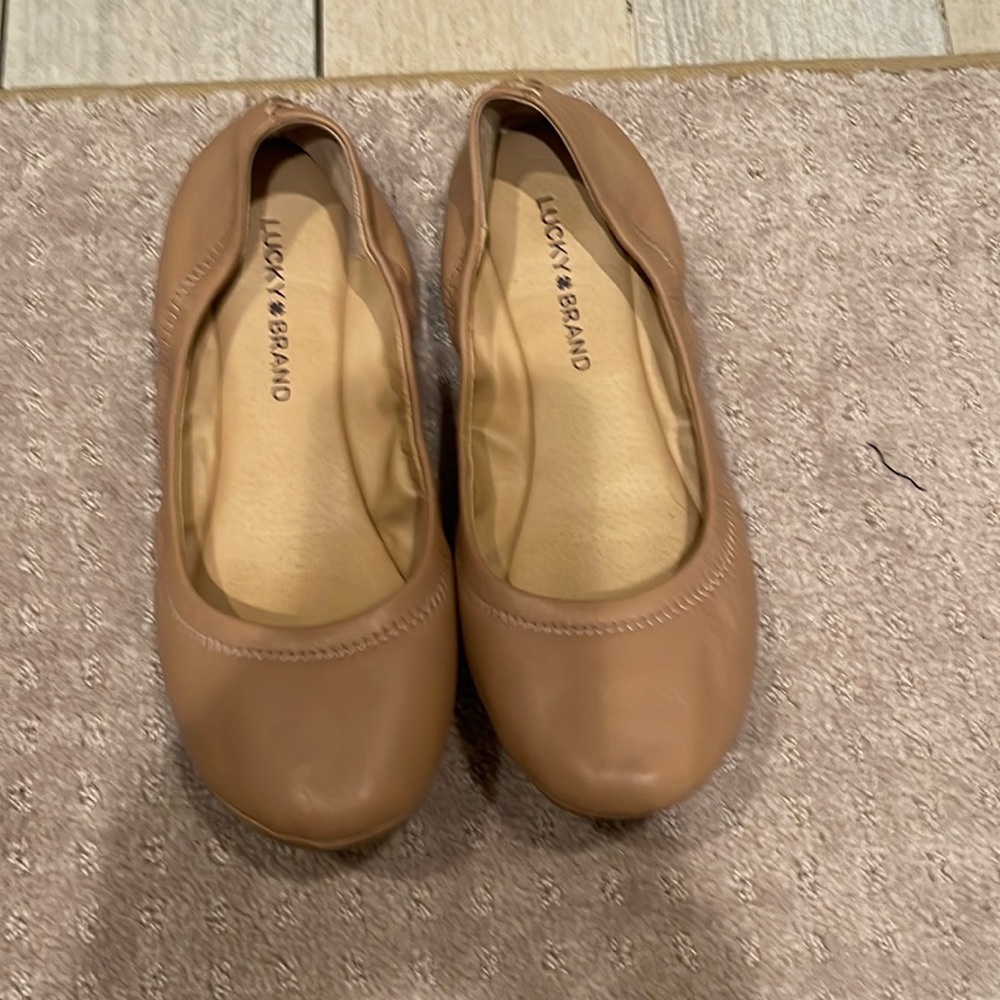 Lucky brand flats in tan sz 8.5